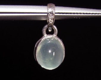 Little sterling silver gemstone pendant with an oval green prehnite marked 925 (GP335)