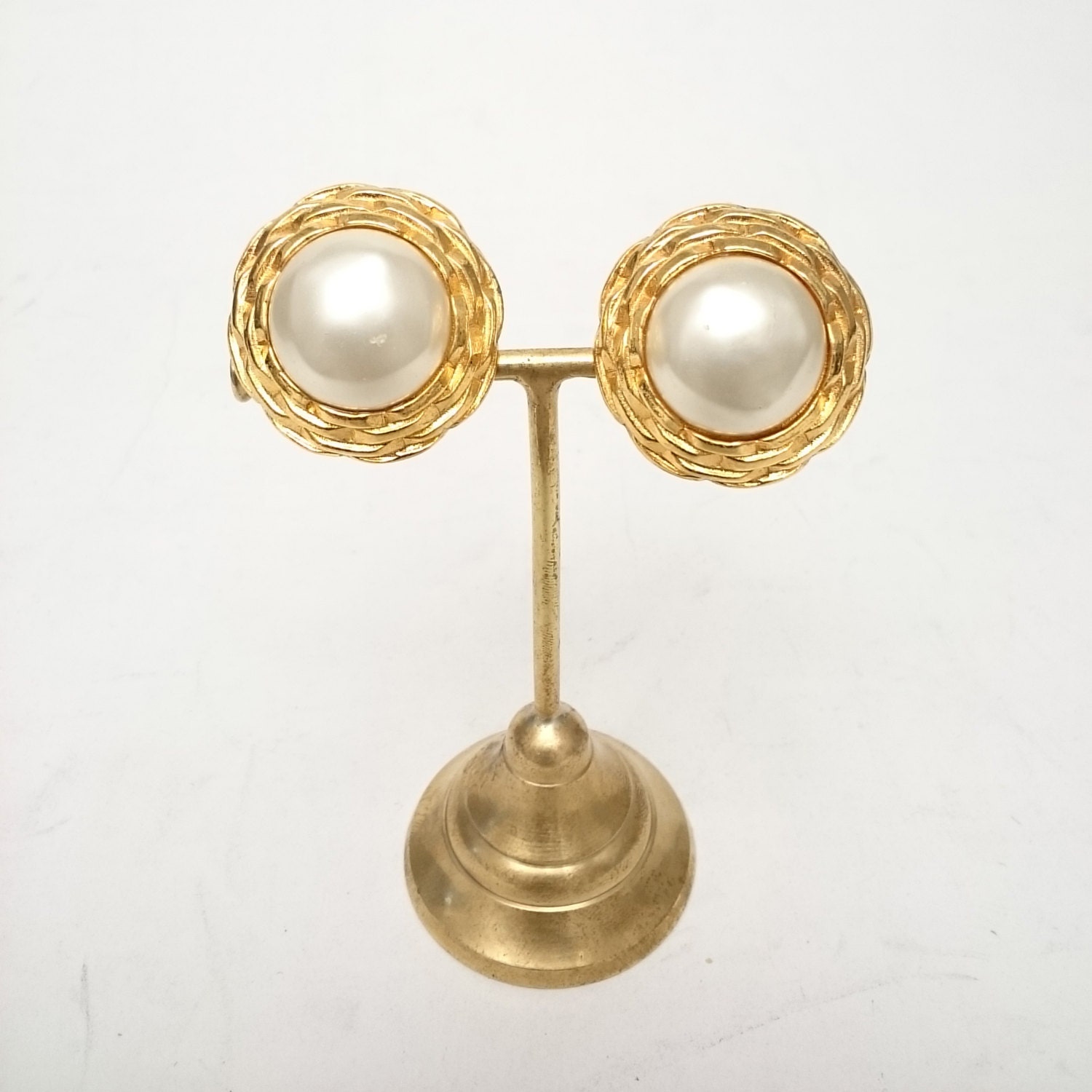 582 80s Authentic Vintage CHANEL FAKE Pearl Round Earrings Haute Juice