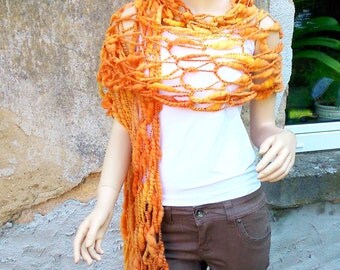 lovely orange Golden Netzschal in the hippie style