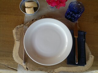 Räder X Portauovo Tazza In Porcellana Con Sottopiatto In Legno Di Acacia, Set Regalo 7x7x3 Cm