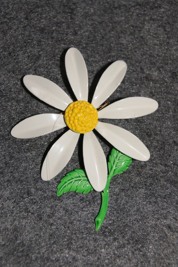 Vintage Enamel Daisy Flower Shaped Pin Or Brooch White Pedals Yellow Center 1960s Unmarked