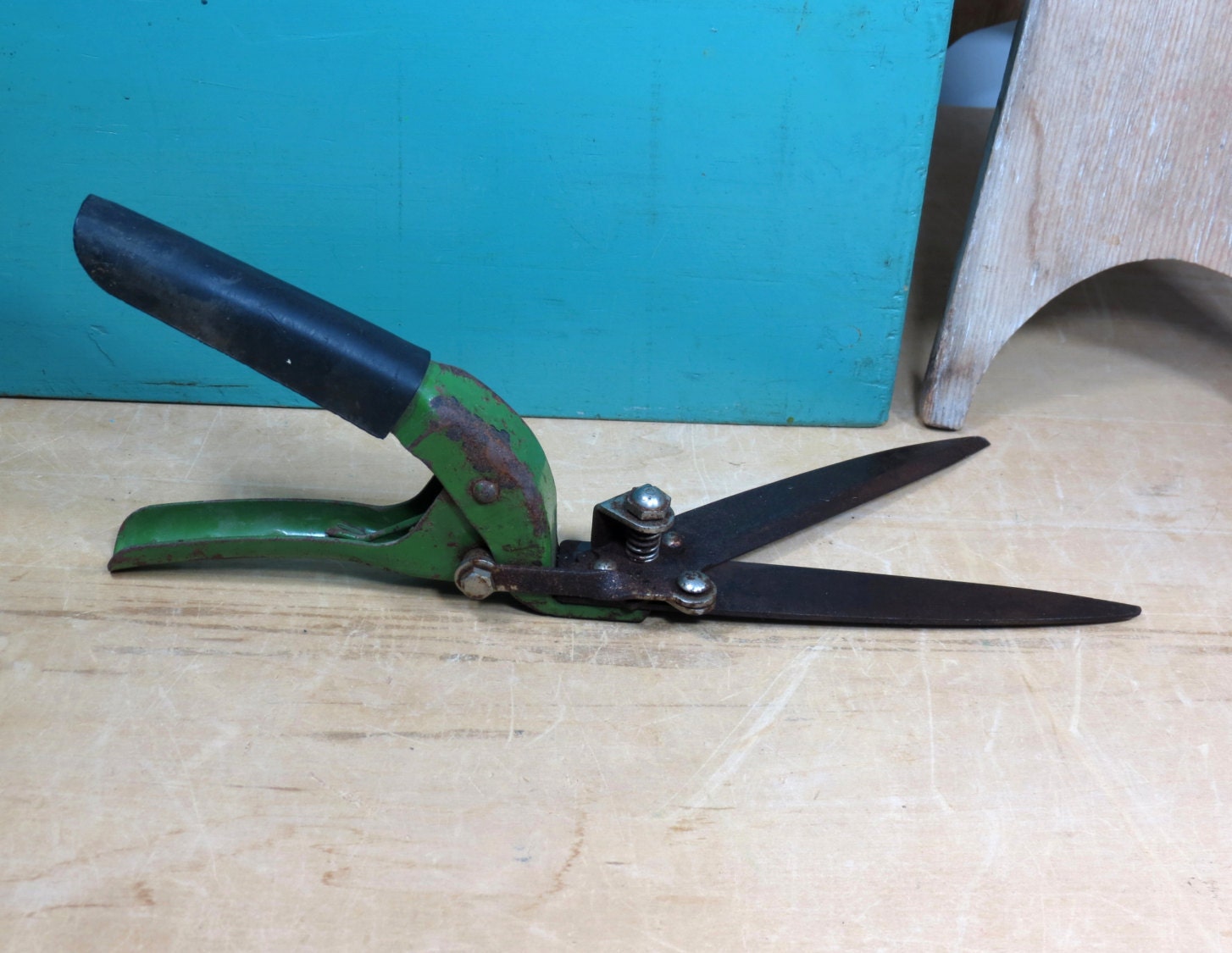 Vintage Green Grass Shears Clippers . Complete and Operational