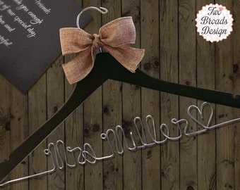 Personalized Bridal Hanger / Rustic Wedding hanger, Bride / Wedding Hanger /Bridal Gift / burlap hanger/ wire hanger / wedding hanger