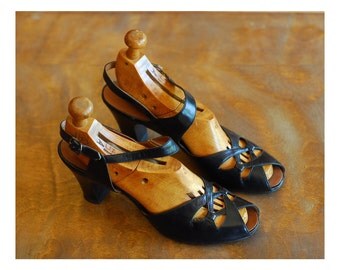 vintage 1940s shoes / 40s black leather peep toe heels / peacock shoes / size 7 7.5 narrow