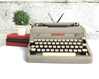ROYAL Typewriter | AS-IS Working Portable Manual Typewriter | Vintage 1950s Royal Quiet De Luxe Model with Original Case | Photography Prop