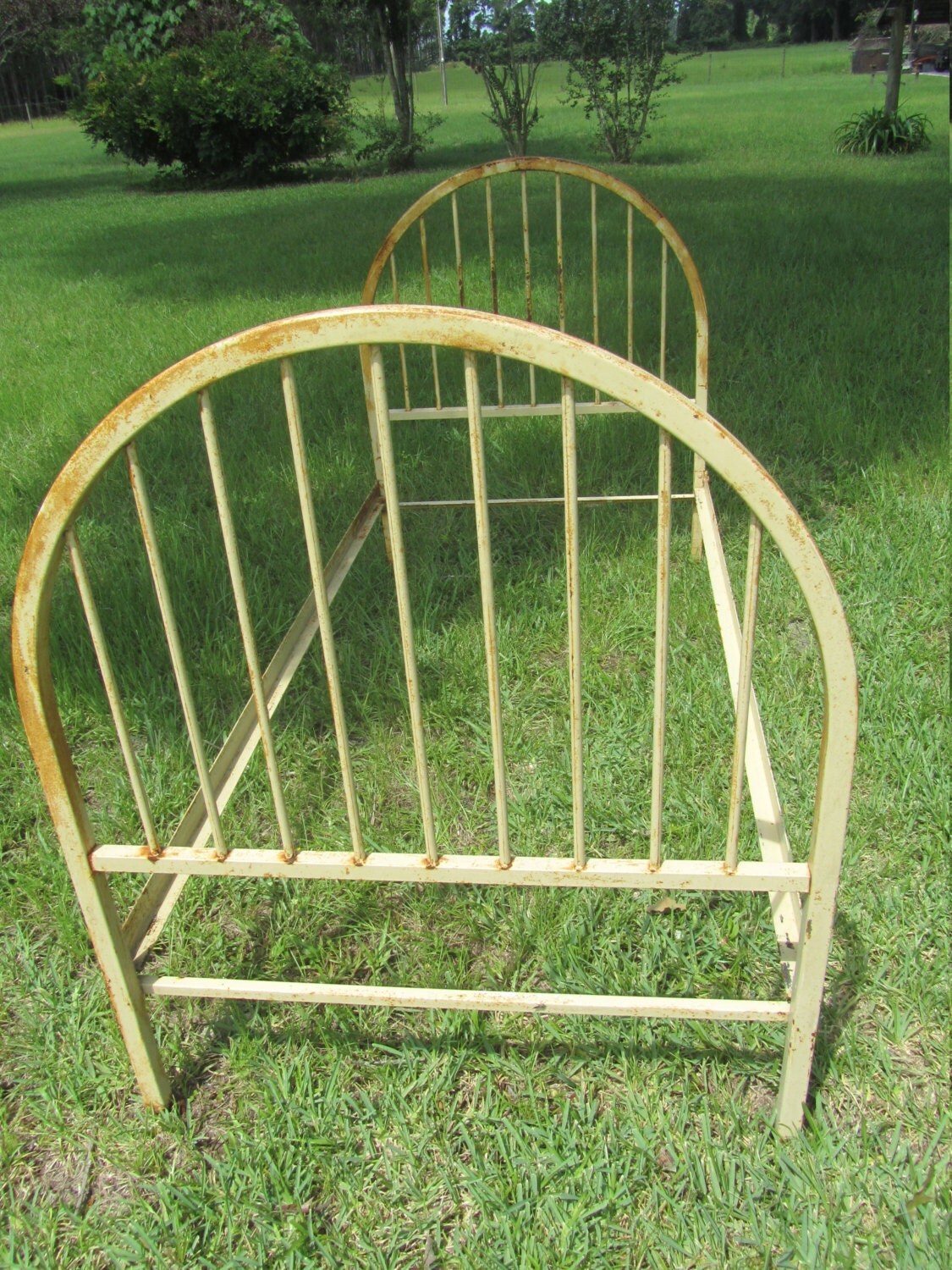 Antique bed,iron bed ,frame,hospital bed,headboard,farmhouse,rust,cream,metal furniture, bedroom