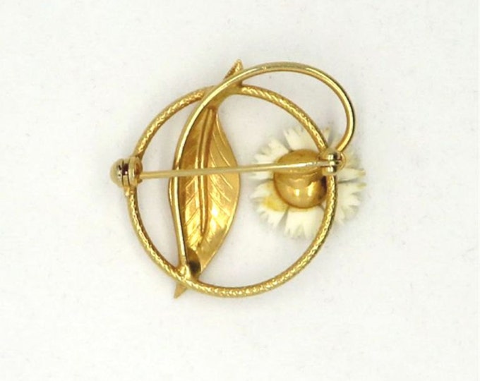 Daisy Circle Pin, Vintage Flower and Leaf Gold Tone Brooch