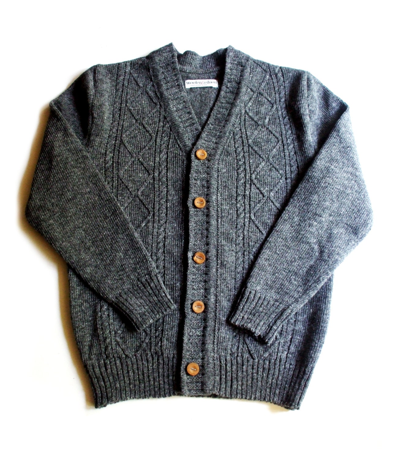 Men's knitted lambswool V-neck cardigan with handmade oak
