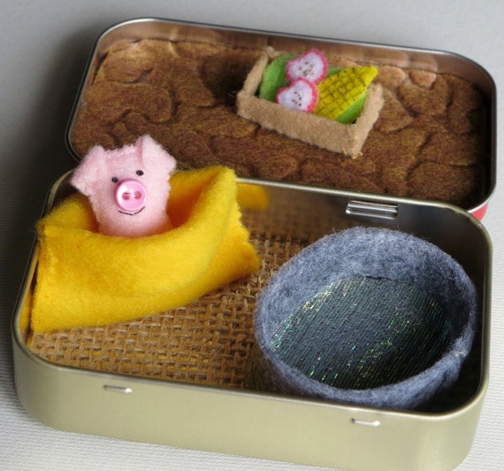 Pig miniature felt stuffed animal play set in Altoid tin with