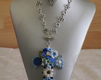 Collier pendentif "série de croix fleuries 9"