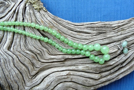 Simple Light Green Jade Graduated Bead Necklace with Earrings