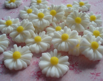 13mm White Resin Daisy Cabochons, Pack of 25 White Flower Flatback Embellishments, CAB01