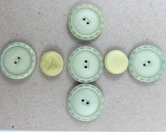 5 x Green Frosted Matt Plastic Buttons (30mm diameter)