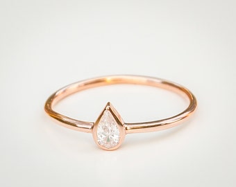 Pear engagement ring solitaire
