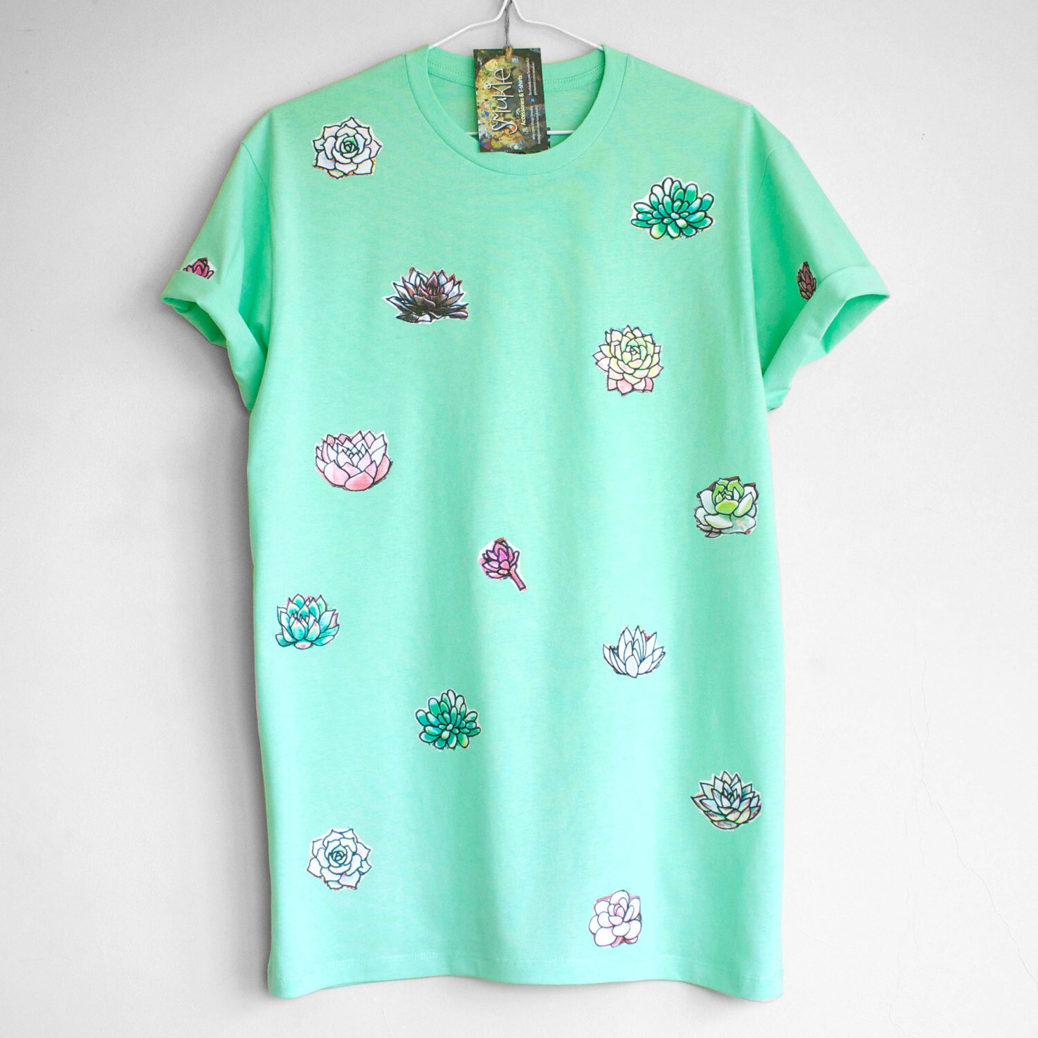 SUCCULENT T SHIRT. 100% cotton T shirt with succulents. Mint.