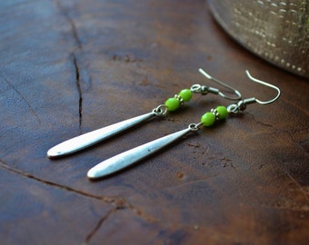 Boucles d'oreilles longue goutte et perle facettée vert anis