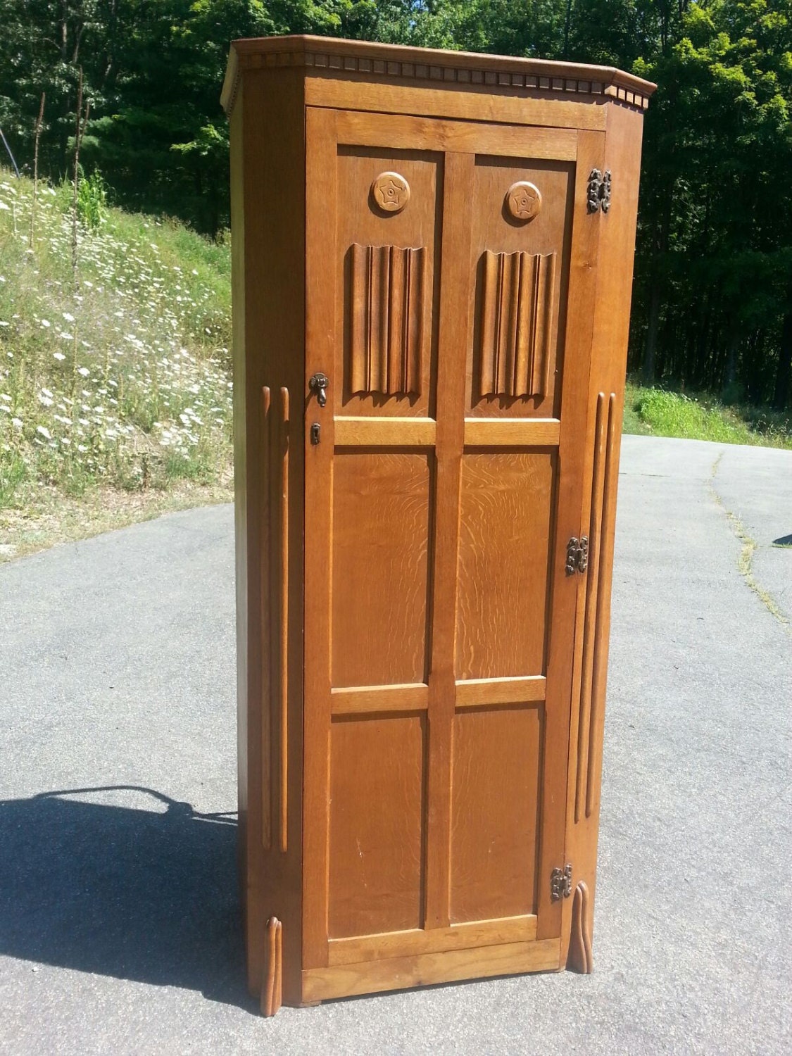 Vintage British Arts And Crafts Closet In Excellent Condition Design