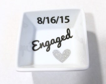 Personalized Engaged Ring Dish, Engagement gift, Customized Ring dish, Ring Holder, Gift for Fiancé, Gift for bride to be, Future Mrs Gift