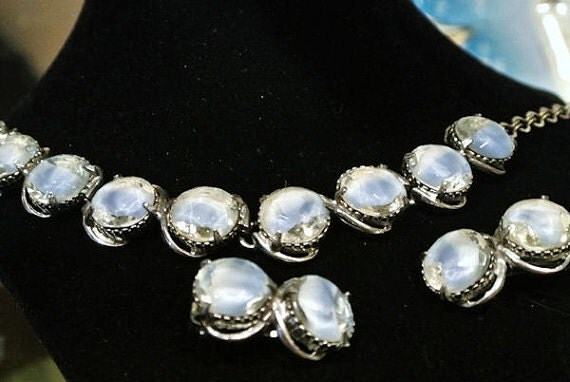 MID CENTURY Necklace Clip On Earrings Set Givre Art Glass Demi Parure 1950s Fashion Vintage Choker Set Wedding Bride Bridal Opal Moonstone