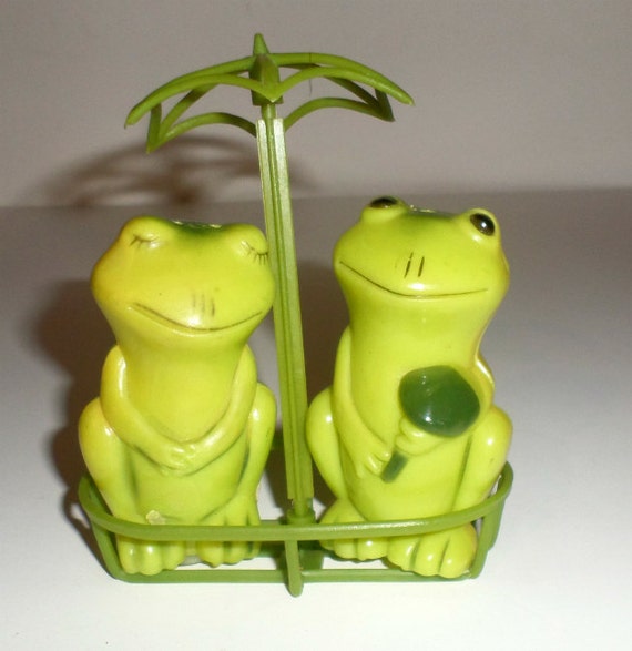 Vintage Frog Salt & Pepper Shaker Set Frogs Under Umbrella