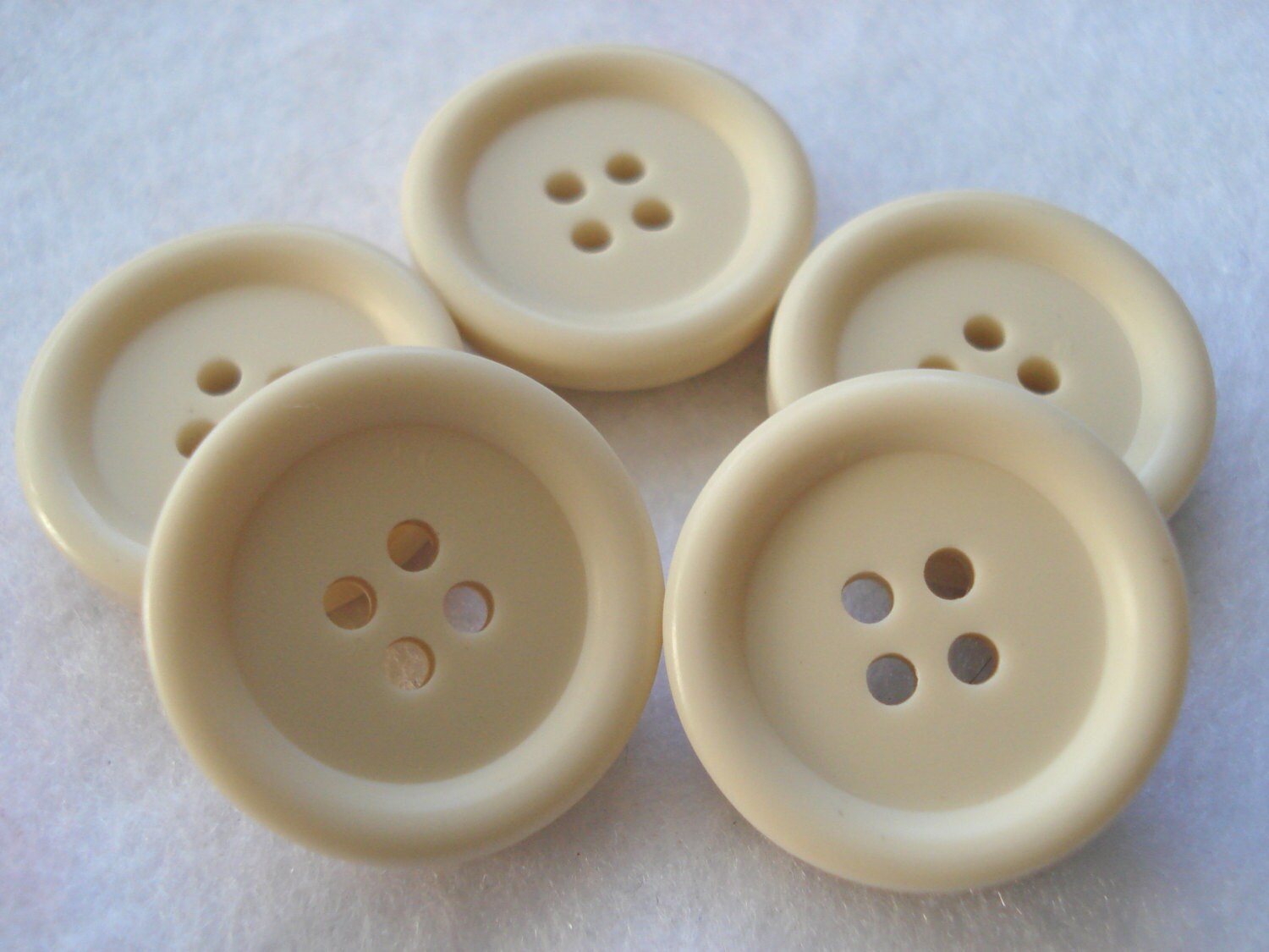 22mm Cream Resin Buttons Pack of 5 Plain Cream Buttons R138