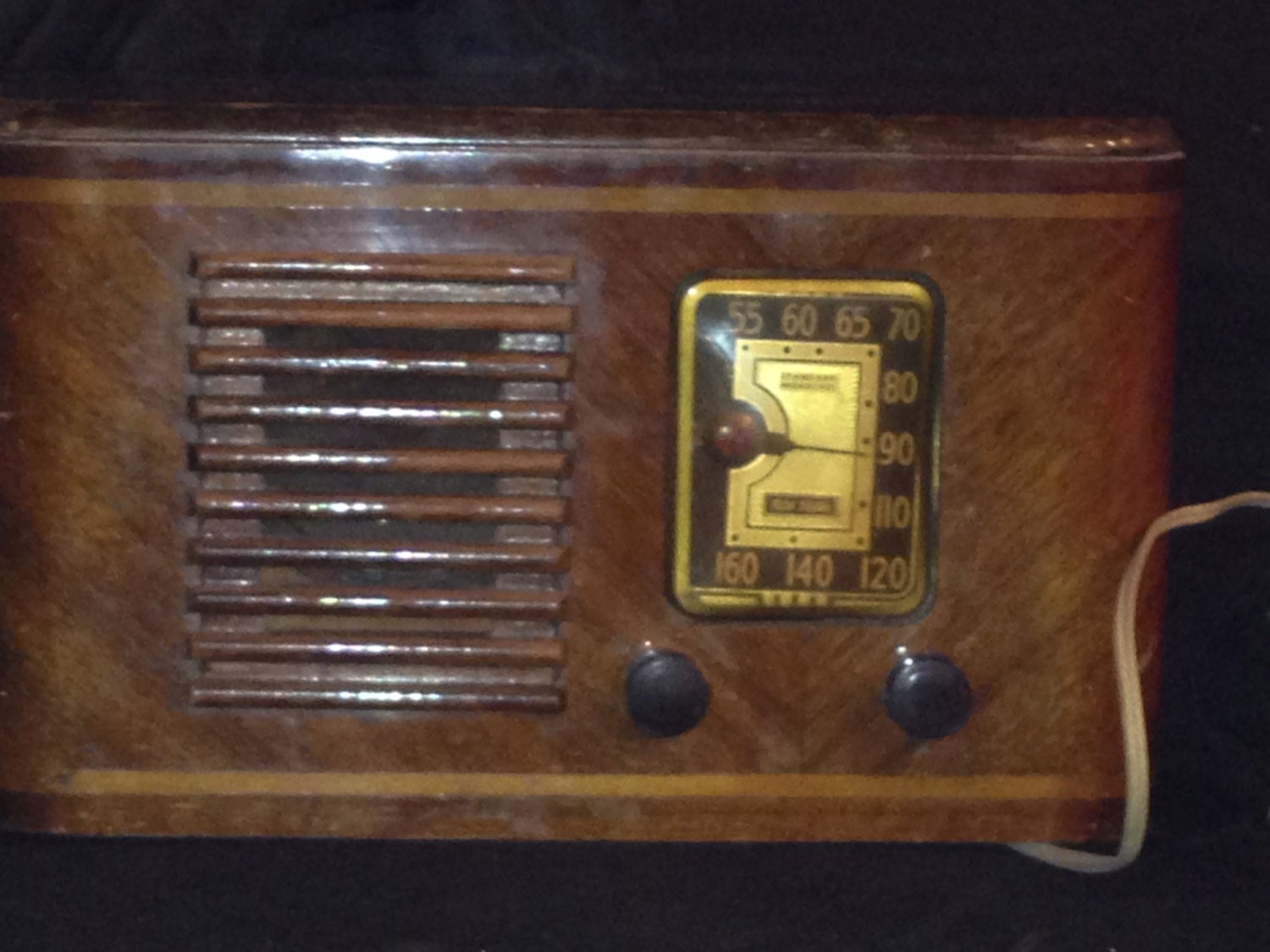 Antique RCA Victor tube radio Model 45X13 it works