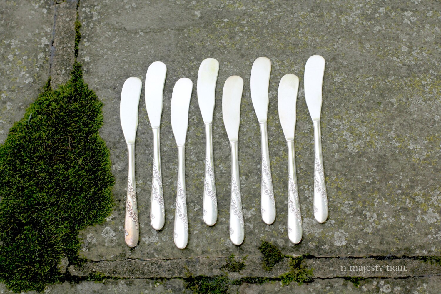 Qty 8 Silverplate Butter Knives. Vintage. Matching. Ornate Floral