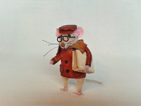 Sweet mouse Little mouse Needle Felted Miniature doll Collectible Soft Sculpture Art Dolls Felt Mice Mouse With Book Mini Animal