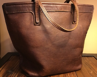 Leather tote bag - A bag for all seasons