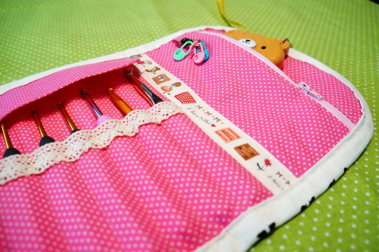 A Super Cute Crochet Hook Case with a Zipper Pocket