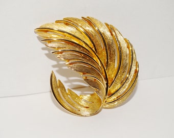 Free Shipping Vintage Lisner Gold Tone Brooch.