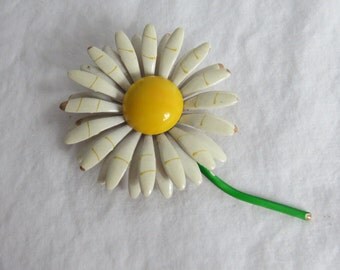 Vintage 1960s Daisy Flower Pin or Brooch Costume Jewelry