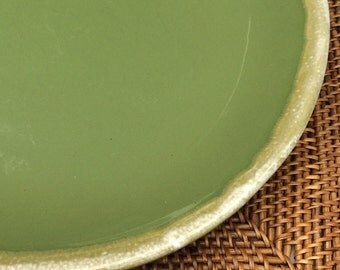 Hull Pottery Avocado Large Dinner Plate Hull Oven Proof USA ca. 1970s