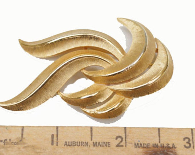 Crown Trifari Gold - Mid century - brushed gold tone metal - Swirl Pin