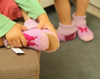 Girls wool slippers boots grey pink/fuxia "Big fuxia butterfly", soft sole shoes, toddler kids indoor shoes
