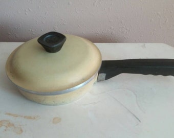 On Sale Shabby Chic Vintage Kitchen Pale Yellow Club Cooking Pot with Lid Cast Iron Sauce Pan
