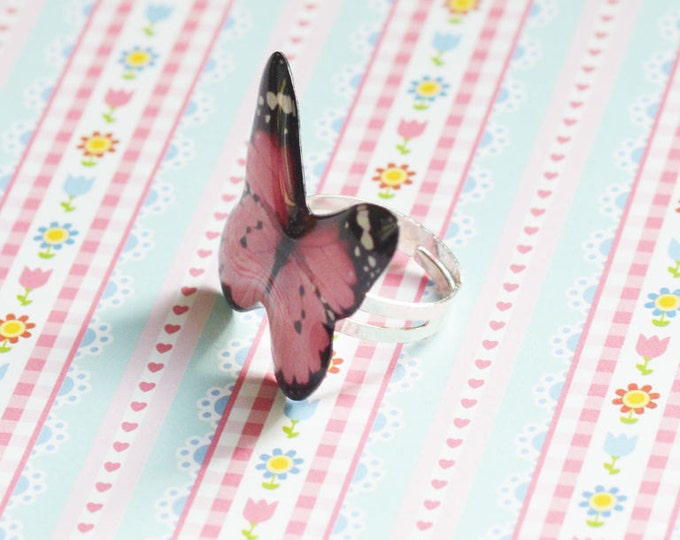 Butterfly Kiss // Ring metal brass butterfly in epoxy resin // The ring size is adjustable // Fresh Items // Best Gifts // Boho Chic //
