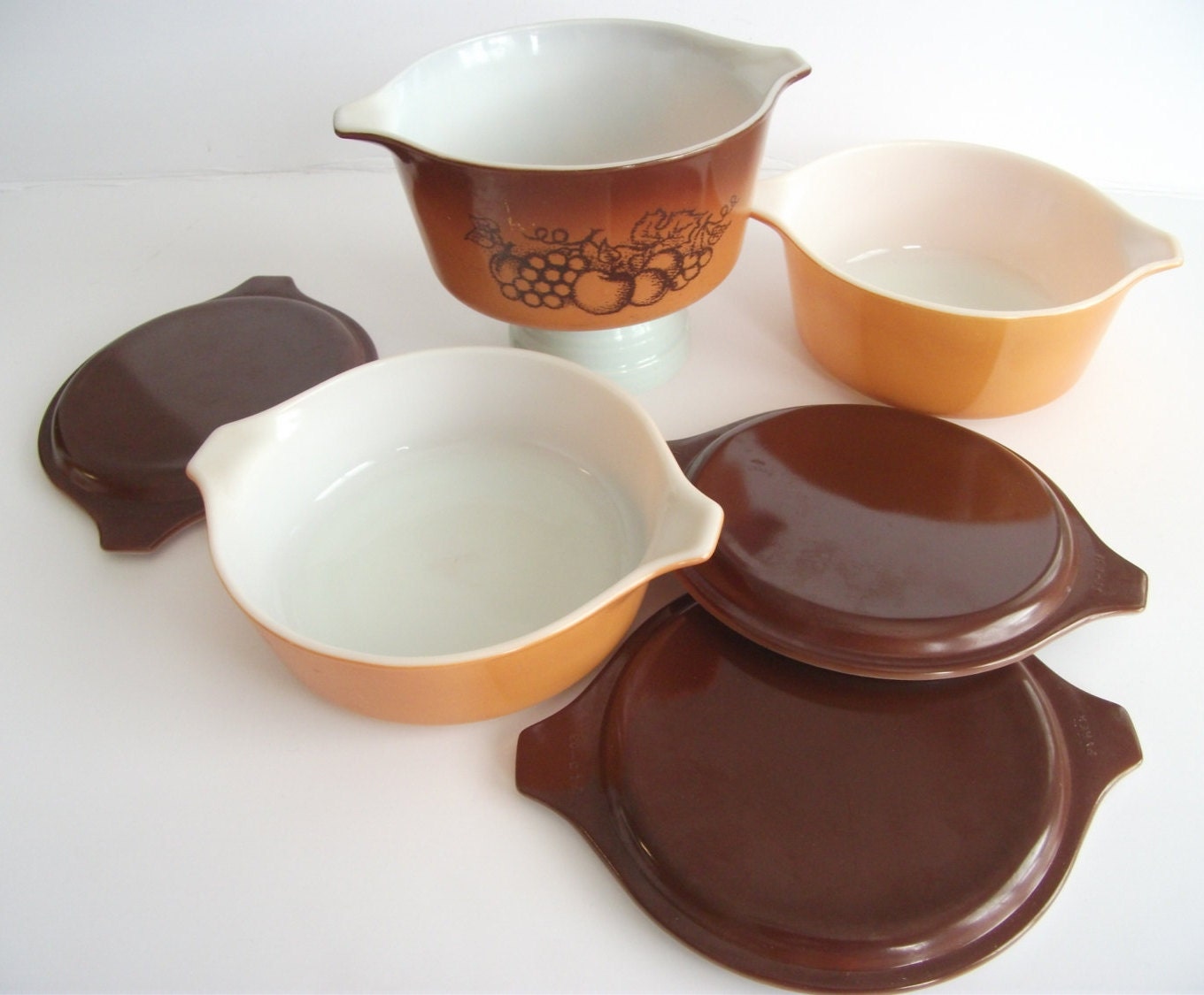 Set of 3 / Vintage retro Pyrex Bowls with LidsHandles