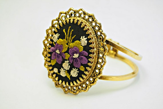 Items similar to Vintage Hobe Medallion Bracelet with Flowers -- Hobe ...