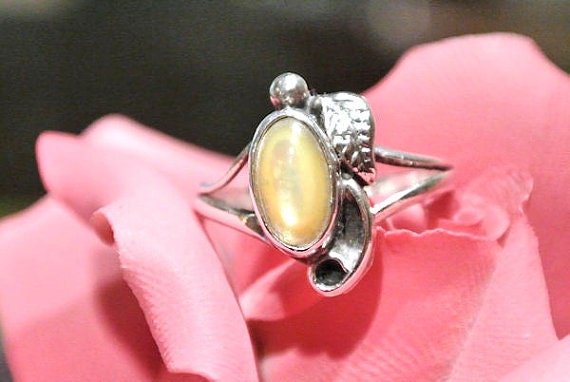 Yellow Mother of Pearl Ring MOP Lemon Drop Yellow Sterling Fancy Scroll Feather Native American Tribal Southwestern Artisan 1970s Ring