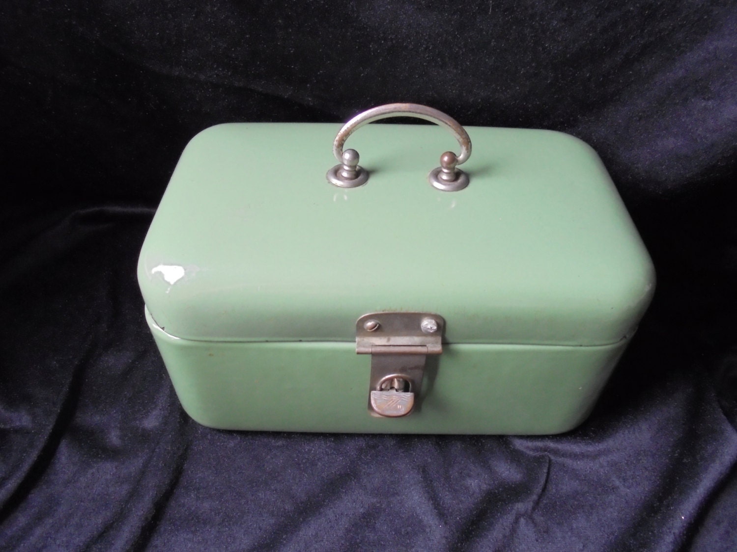 Vintage licht groen klein emaille van vintageeuropeanfinds op etsy