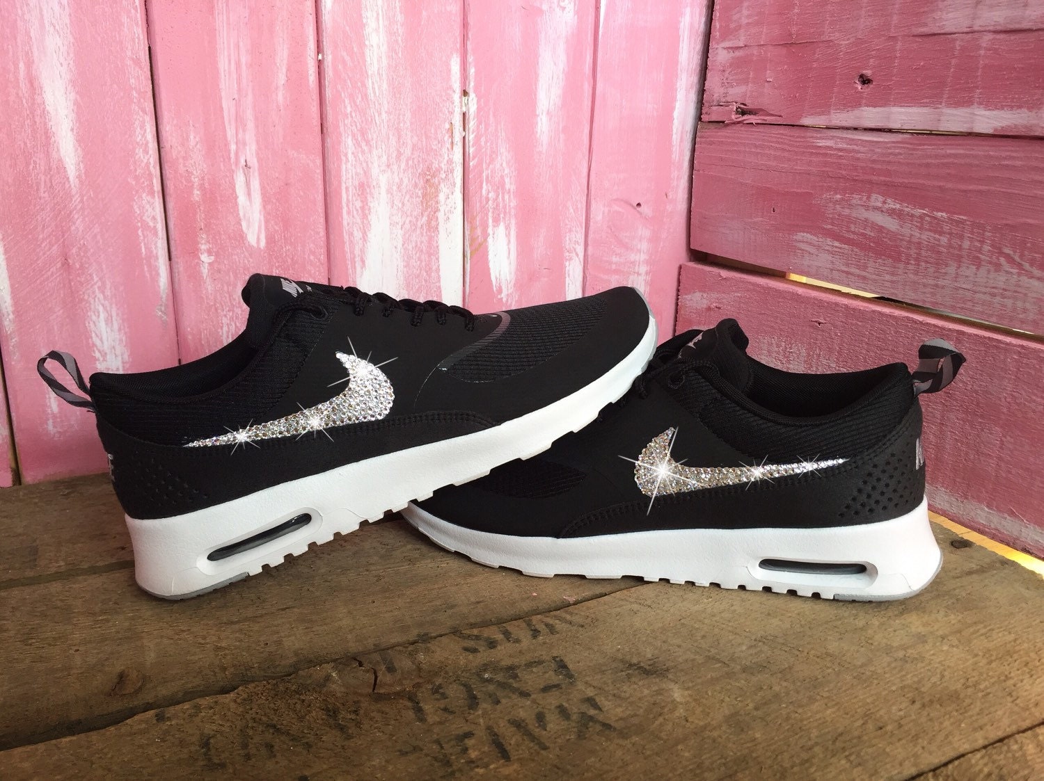 nike nere con baffo bianco