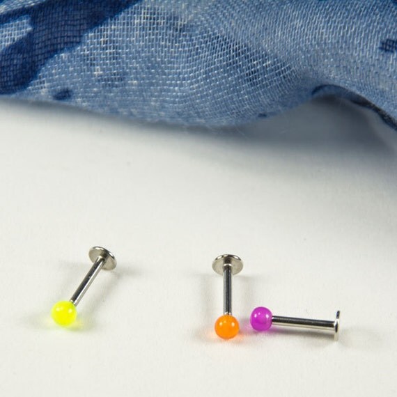 Neon Labret 16 gauge Monroe Piercing Glow in Dark 16g Lip