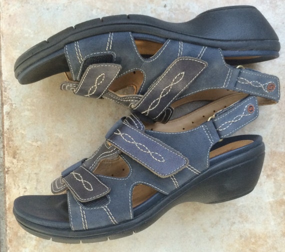 Blue Sandals / Vintage Blue Sandals . Clarks 7W . by vintagous