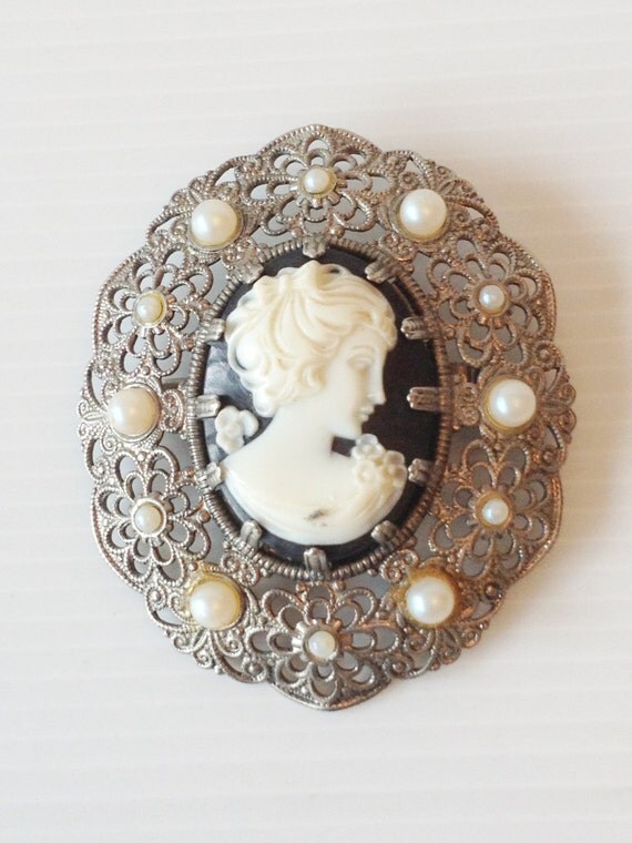 vintage oval cameo brooch with filigree frame inlayed with