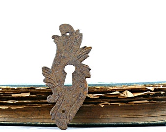 Key hole plate - Vintage metal key hole plate - Very old escutcheon - Rustic key hole plate - Ornamental key hole plate - Vintage escutcheon