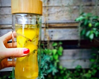 Tea Infuser bottle with removable strainer for 'brew-as-you-go' tea. Sip straight from the bottle. Keeps warm for up to 2 hours. Beautiful!
