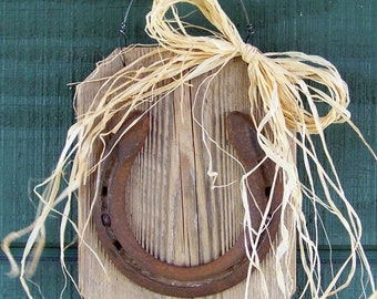 Rusty Horseshoe on Reclaimed Wood, Worn Horseshoe Plaque, Rustic Home Decor, Farmhouse Decor, Horse Decor, Western Decor