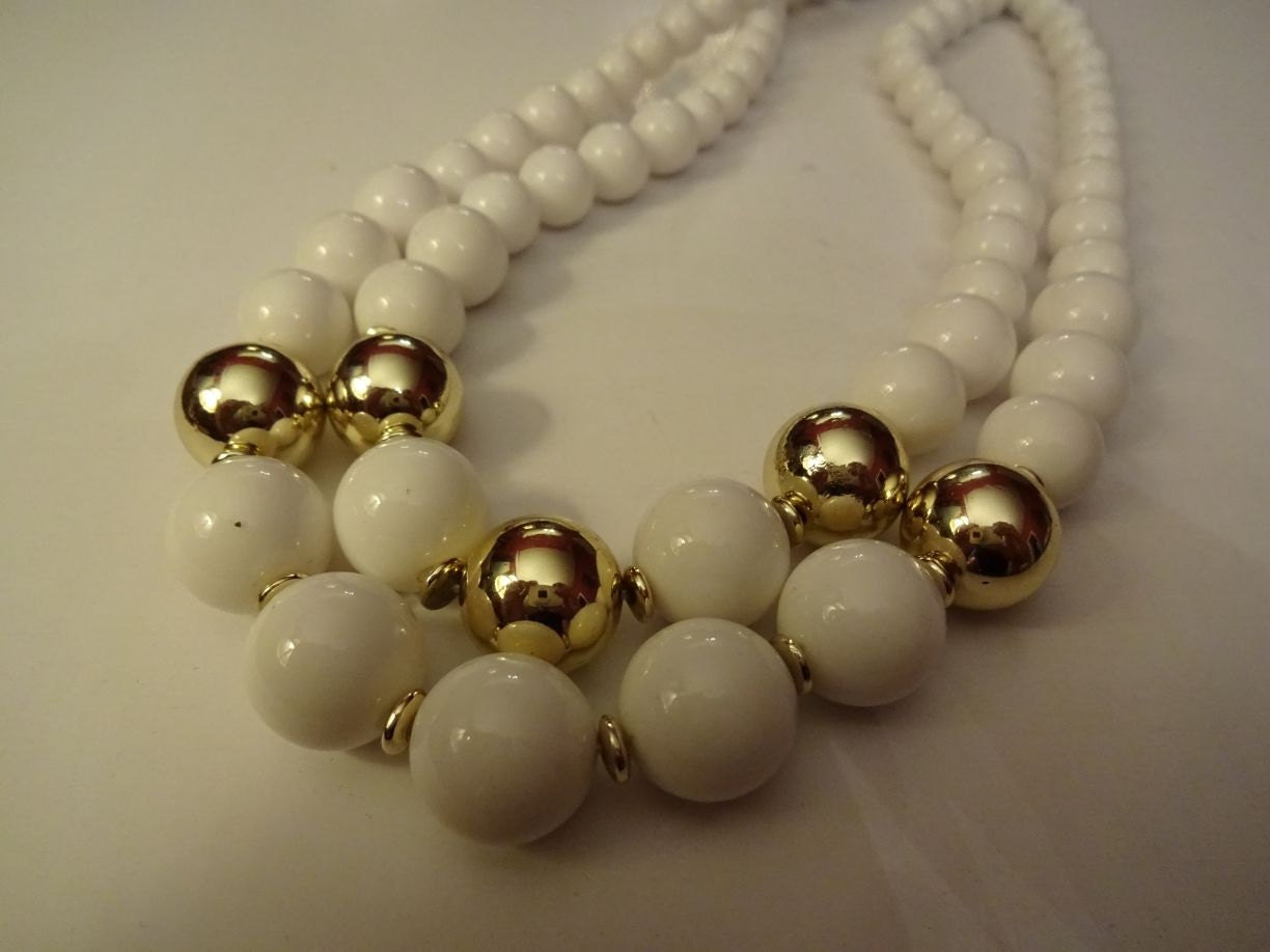 Chunky White and Gold Graduated Plastic Bead Necklace – Haute Juice