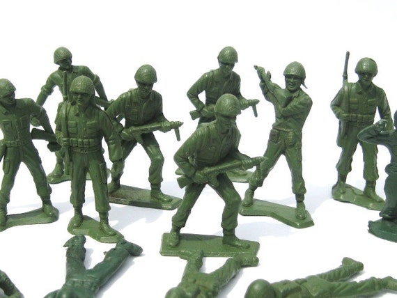 Vintage Toy Soldiers: Little Green Soldiers by yellowcabvintage